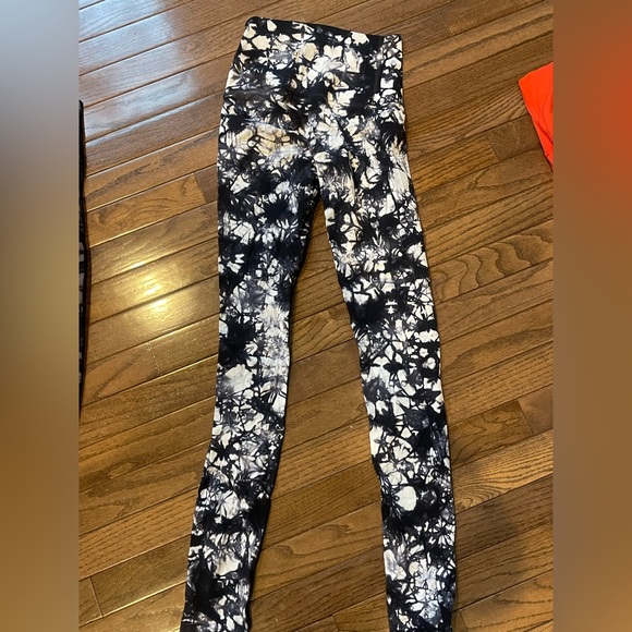 Lululemon Wunder Under Pant (Hi-Rise) (Shibori)
Shibori White Black size 2 - Picture 3 of 6